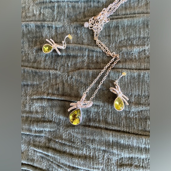 Peridot and diamond necklace and earring set - Picture 2 of 6